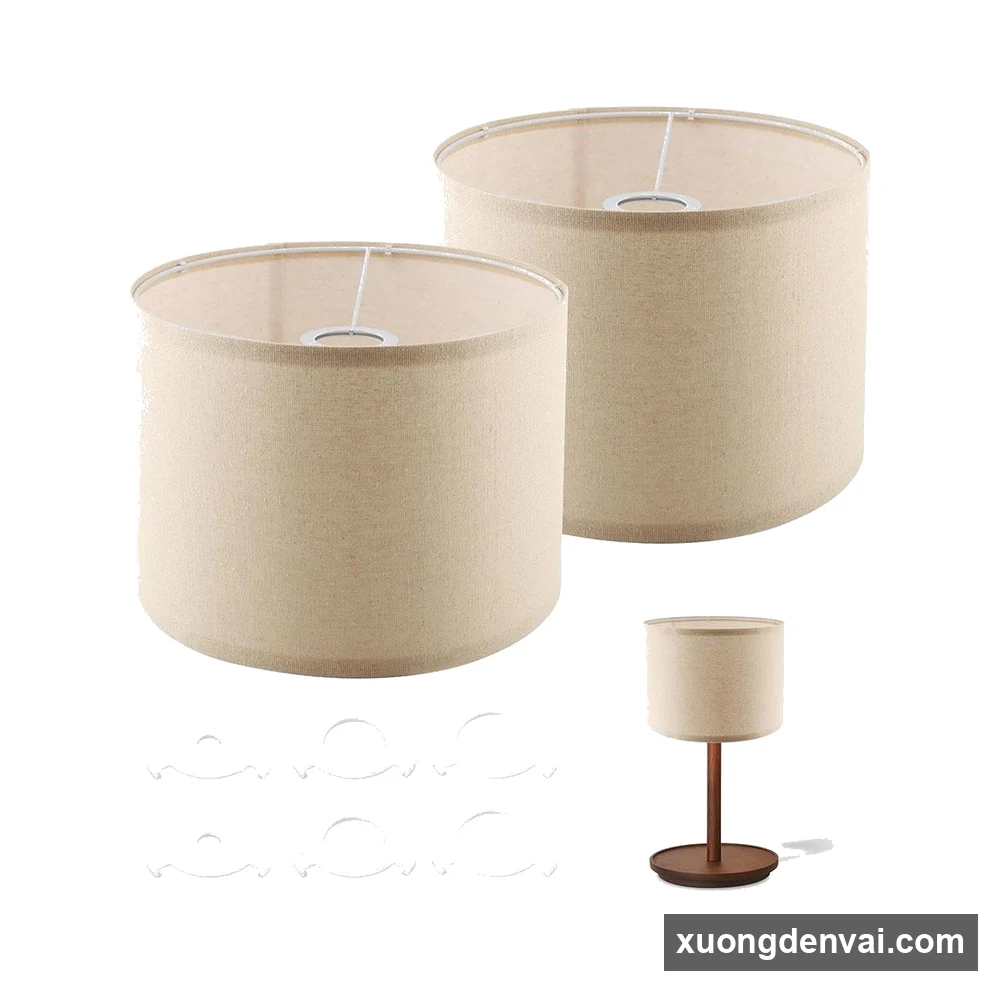 Bộ 2 chụp đèn vải dáng trống màu be cỡ lớn và nhỏ, một chiếc lắp mẫu trên đèn bàn chân gỗ, kèm bộ vòng đệm