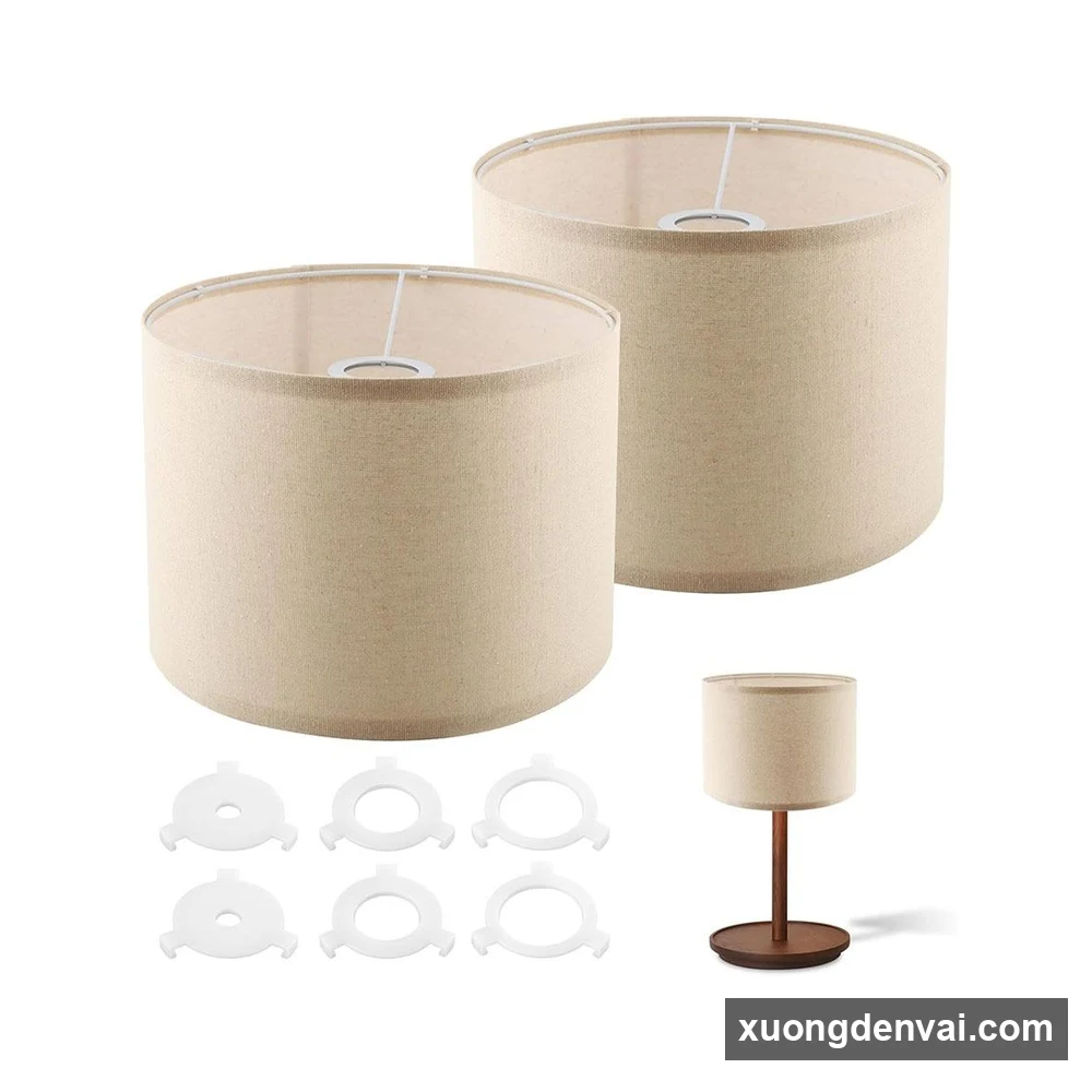 Bộ 2 chụp đèn vải dáng trống màu kem hai cỡ khác nhau kèm vòng đệm đui, ảnh ghép thêm đèn bàn gỗ lắp mẫu nhỏ