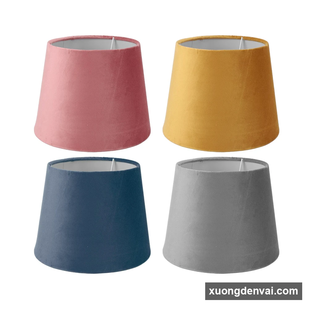 Bộ 4 chụp đèn vải nón cụt chất nhung xếp cạnh nhau với bốn màu hồng, vàng nghệ, xanh navy và xám