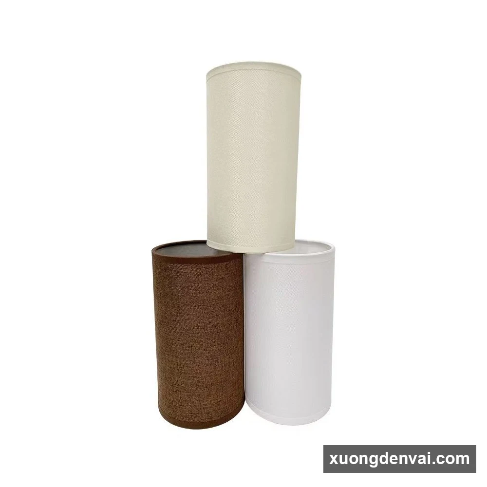 Bộ 3 chụp đèn vải dáng trụ màu kem, nâu, trắng xếp cạnh nhau