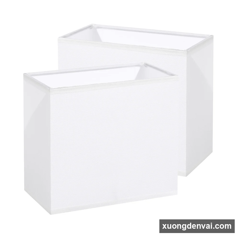 Cặp hai chụp đèn vải chữ nhật màu trắng đặt cạnh nhau, thành phẳng vuông vắn, các cạnh sắc nét rõ ràng