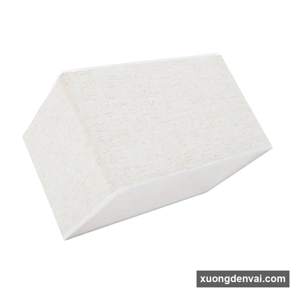 Chụp đèn vải dáng chữ nhật màu trắng kem đặt nghiêng, mặt vải căng phẳng, cạnh gọn