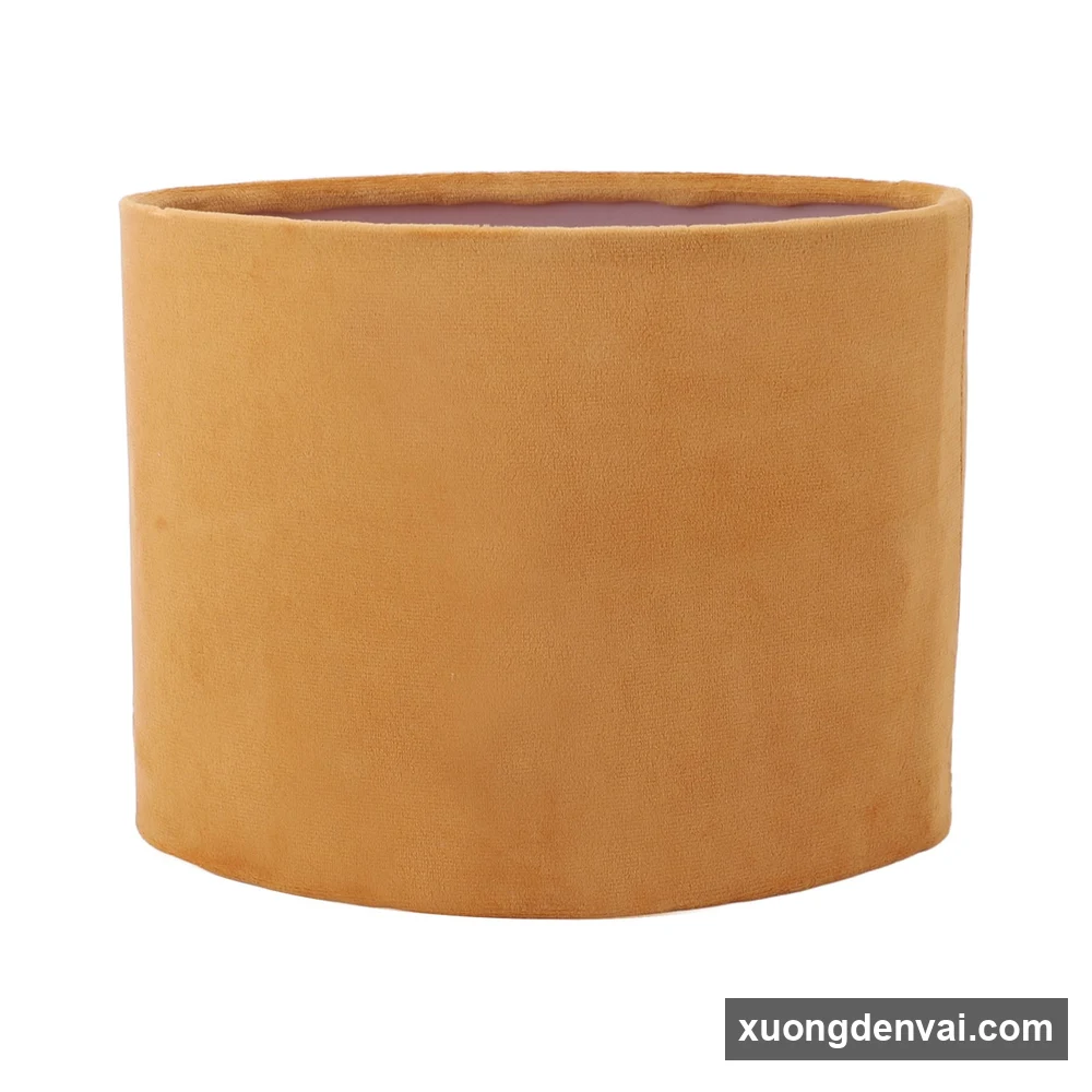 Chụp đèn vải dáng oval bọc nhung màu vàng bò, mặt trong sáng màu, khung theo dáng oval