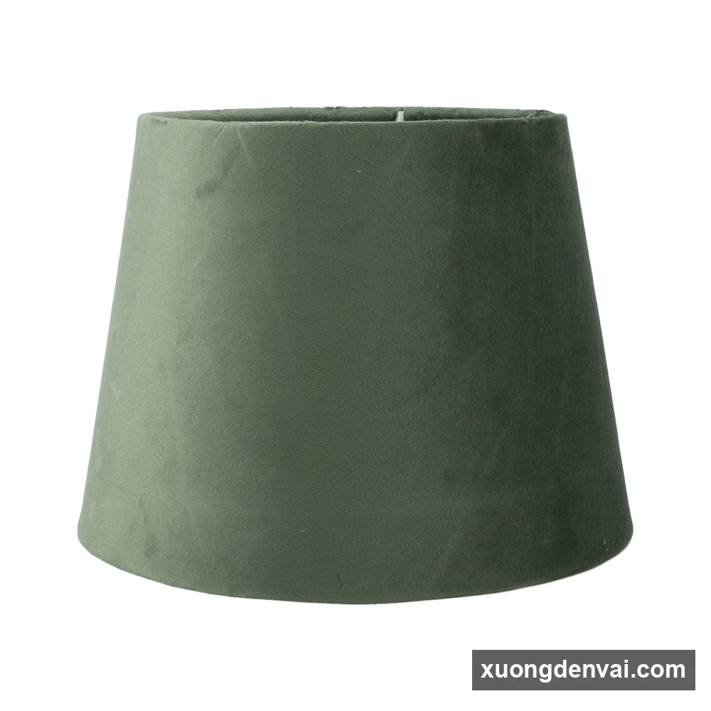 Chụp đèn vải nhung màu xanh rêu đậm, dáng nón cụt loe đều, thành chao thẳng từ trên xuống dưới
