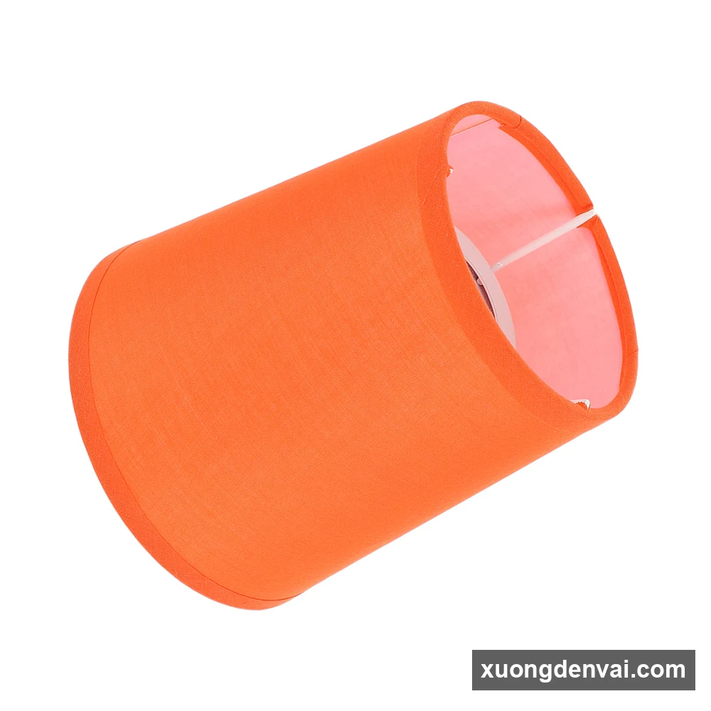 Chụp đèn vải dáng trống tròn nhỏ màu cam tươi nhìn nghiêng, lộ vòng gắn đui trắng bên trong lòng chao