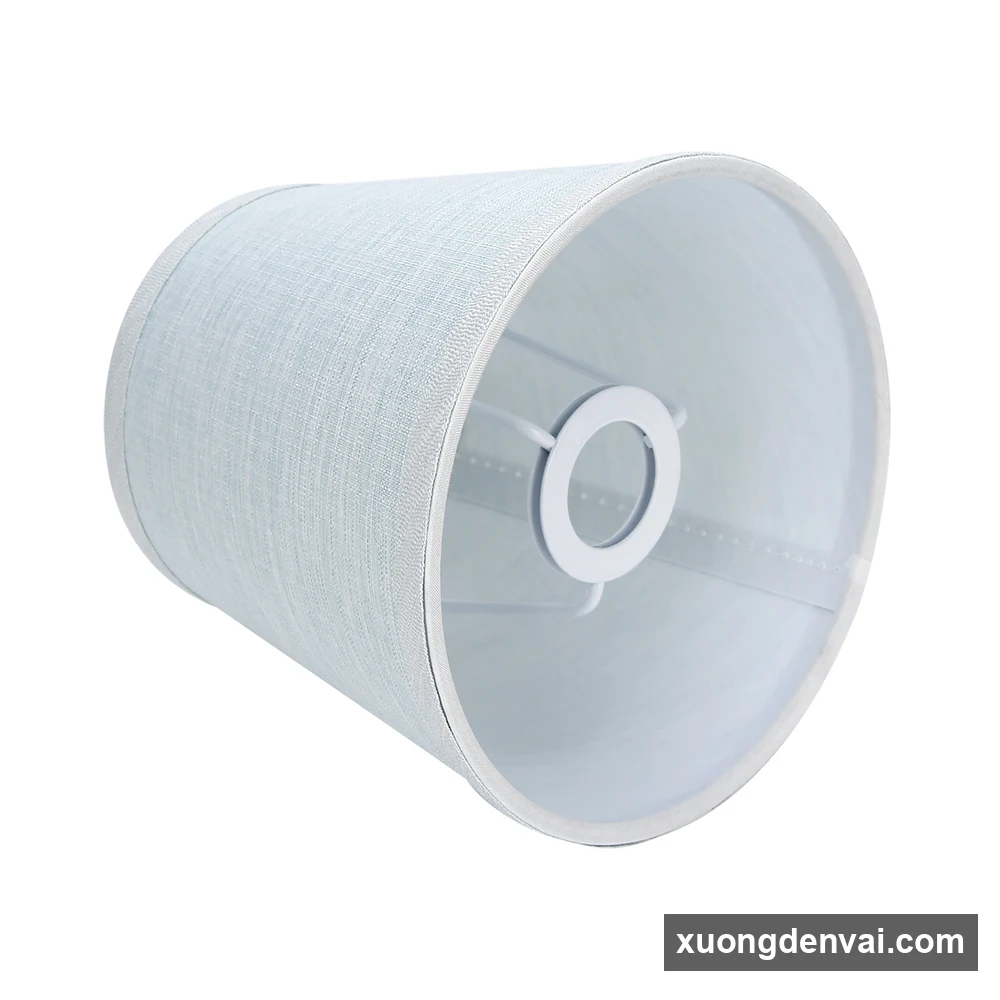Chụp đèn vải dáng trống cỡ nhỏ màu xám xanh nhạt, vòng gắn đui trắng nhìn rõ ở mặt trong