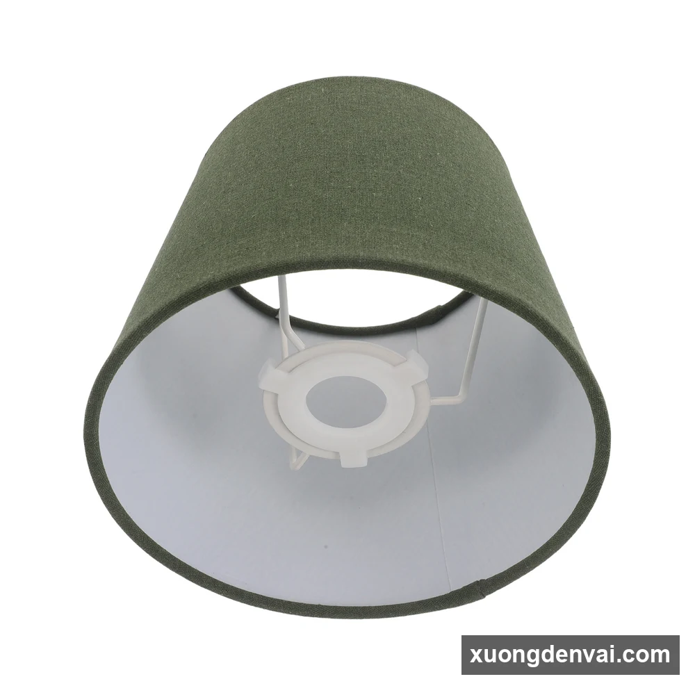 Chụp đèn vải dáng trống tròn màu xanh rêu dệt mịn đặt nghiêng, mặt trong trắng, vòng nhựa gắn đui