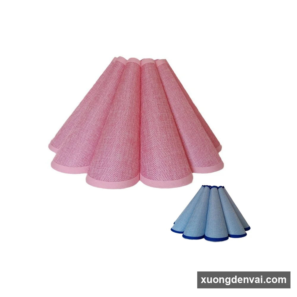 Hai chụp đèn vải xếp ly dáng cánh sen, chiếc lớn màu hồng vân sọc và chiếc nhỏ màu xanh viền đậm