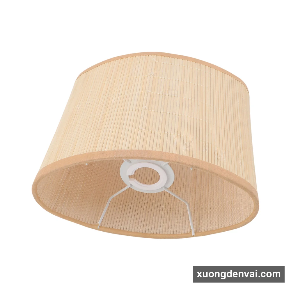 Chụp đèn vải dáng oval bầu rộng, xếp ly nan dọc màu kem vàng nhạt, khung nhện trắng đỡ bên trong