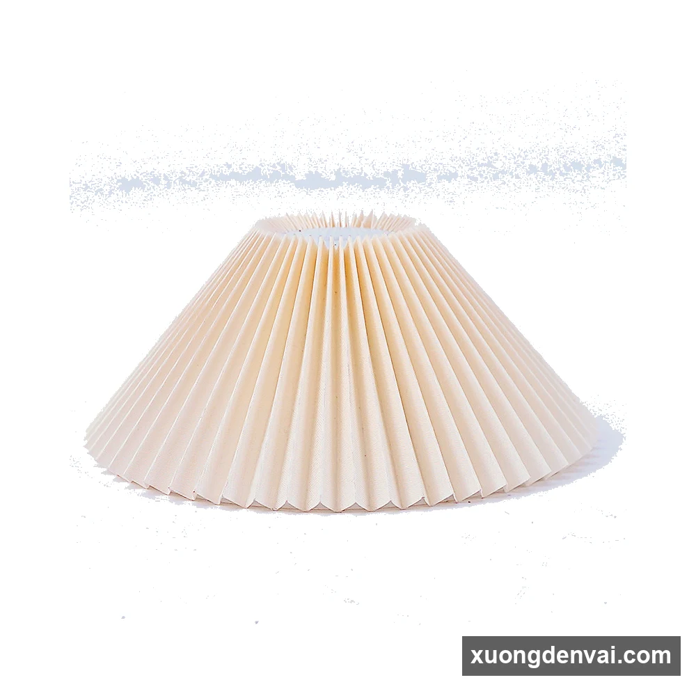 Chụp đèn vải xếp ly dáng quạt xoè rộng màu kem, các nếp ly gấp đều tăm tắp quanh thân chao