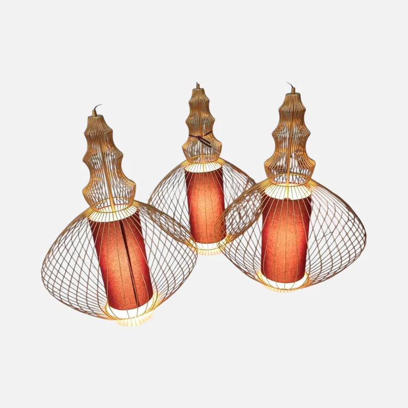 Cụm ba đèn vải trong khung sắt dáng chuông úp, thắp sáng ấm treo thành chùm