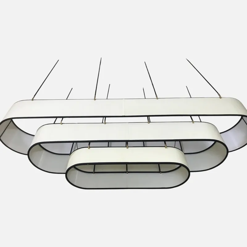 Đèn chùm vải ba tầng khung oval bọc vải trắng kem viền đen, treo bằng nhiều dây cáp mảnh