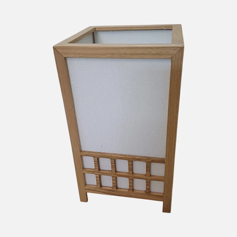 Đèn gỗ dáng hộp vuông thuôn, khung gỗ sáng màu, mặt bọc vải trắng, chân nan gỗ
