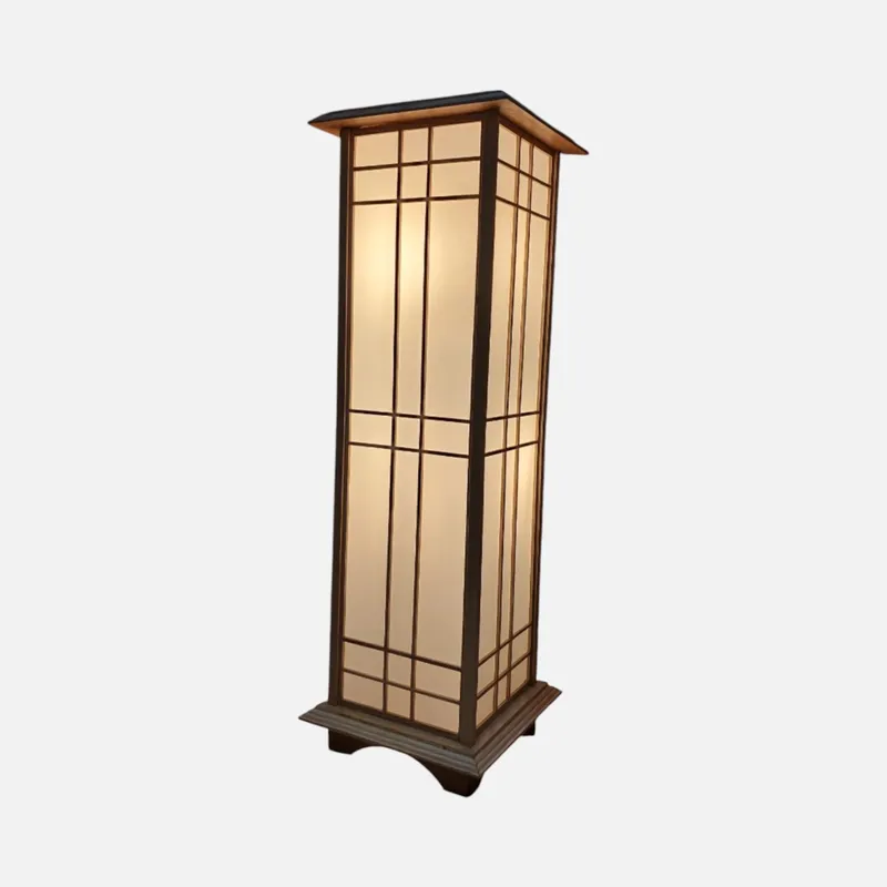 Đèn gỗ kiểu shoji dáng cột đứng cao, khung nan gỗ ghép ô chữ nhật, panel khuếch tán ánh sáng ấm