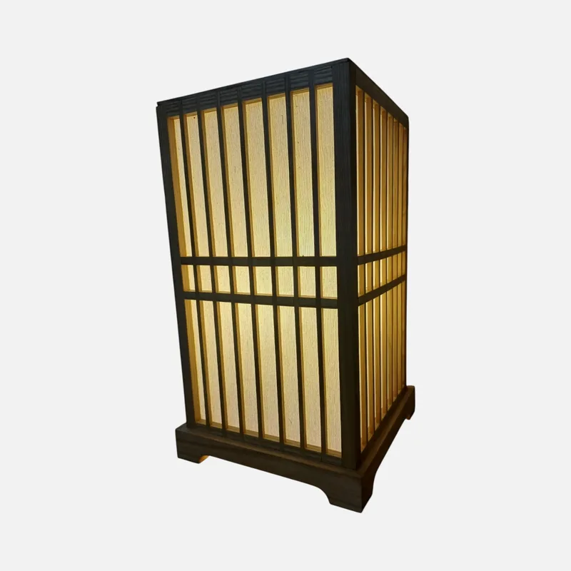 Đèn gỗ kiểu shoji dáng hộp đứng, nan gỗ ngang dọc bọc vải sáng, ánh vàng ấm