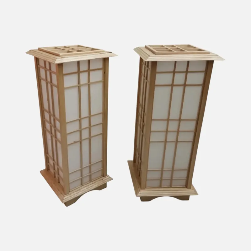 Đèn gỗ kiểu shoji dáng trụ vuông thấp, khung nan gỗ ghép ô, panel sáng khuếch tán, đế gỗ loe