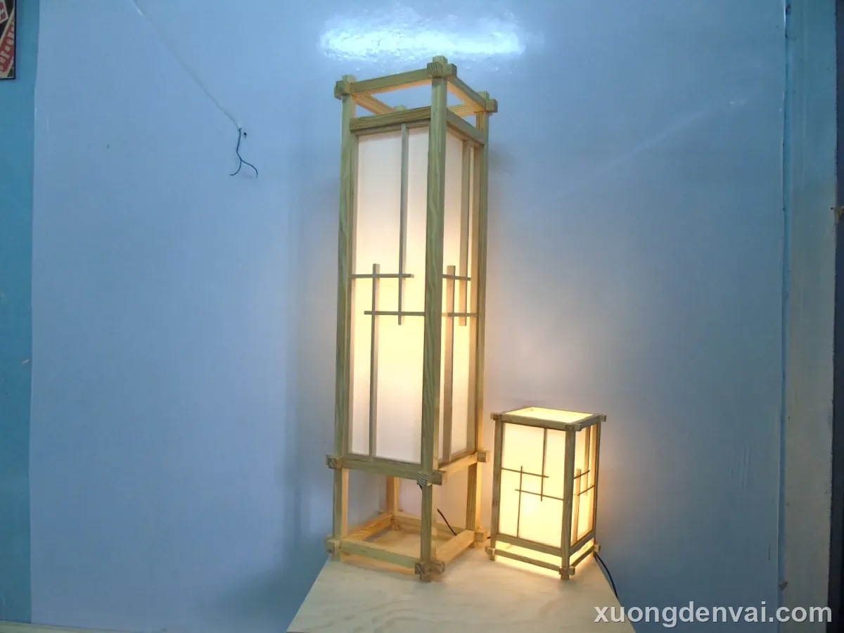 Bộ đèn gỗ kiểu andon Nhật Bản gồm một đèn để sàn cao và một đèn để bàn nhỏ, khung gỗ thanh mảnh ghép mặt vải trắng