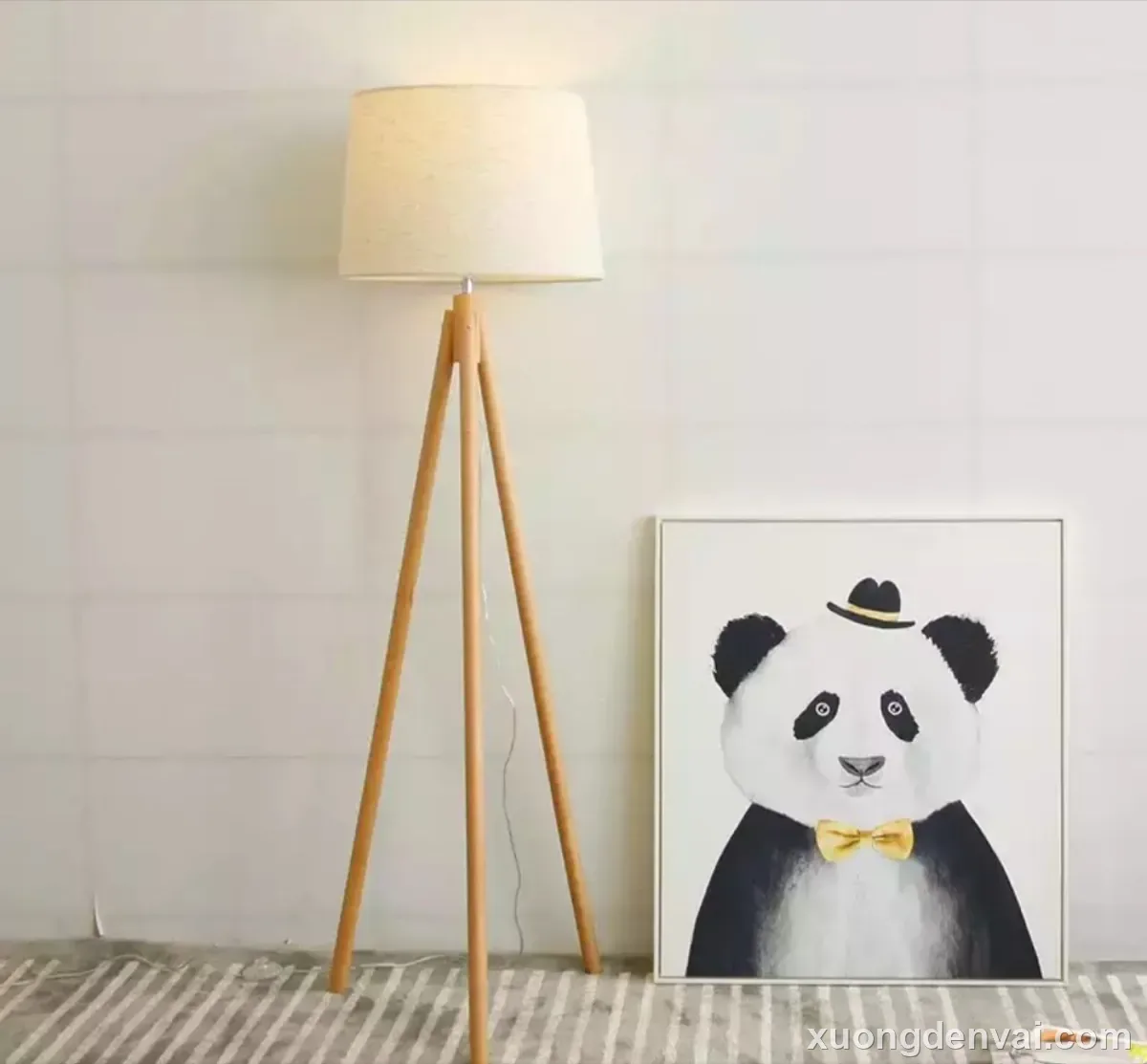 Đèn gỗ để sàn chân kiềng ba chân gỗ chéo, chao vải hình trụ loe màu kem phía trên