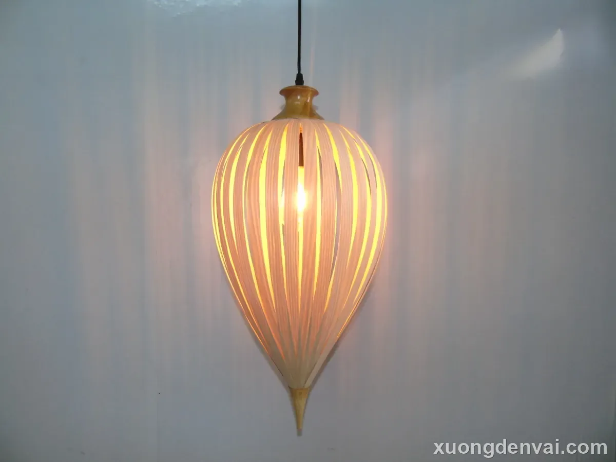 Đèn lồng gỗ thả trần dáng giọt nước, nhiều nan gỗ mảnh uốn cong ôm quanh bóng đèn, cổ đèn thắt nhỏ phía trên