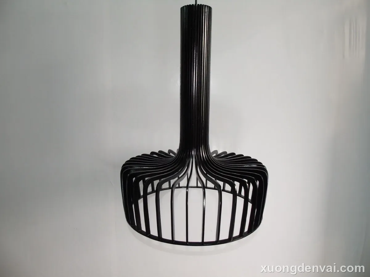Đèn gỗ thả trần dáng lồng chim, các nan gỗ sơn đen uốn cong tạo khối cầu dẹt, phần cổ đèn thu nhỏ phía trên