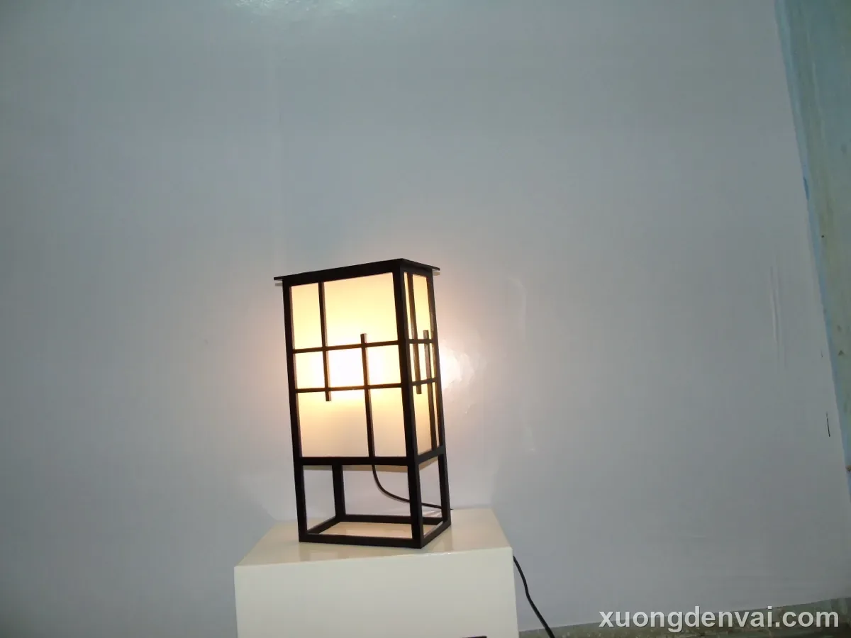 Đèn gỗ để bàn kiểu Nhật, khung gỗ màu đen chia ô vuông kiểu cửa shoji, mặt trong ánh sáng vàng ấm chiếu qua kính mờ