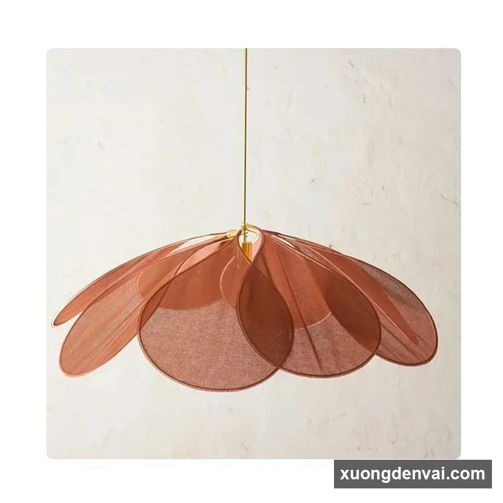Đèn thả dáng cánh hoa vải voan màu đất nung với nhiều lớp cánh xoè quanh tâm và dây treo mảnh