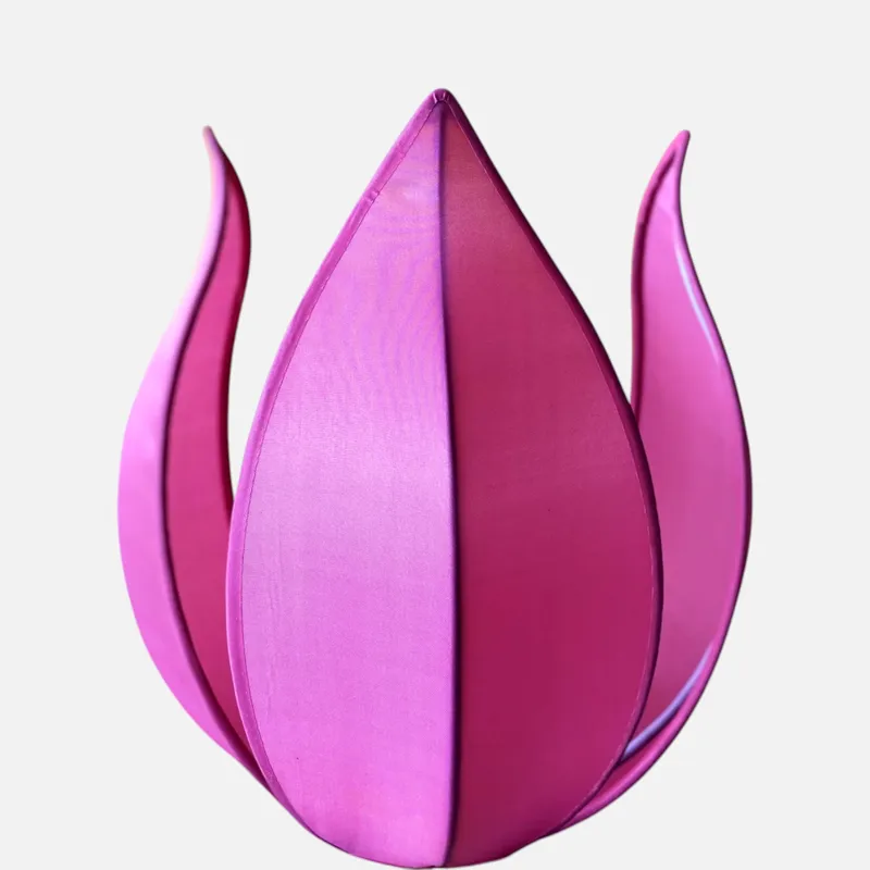 Đèn vải hồng dáng búp tulip nhiều cánh xòe, các cánh vải căng trên khung cong