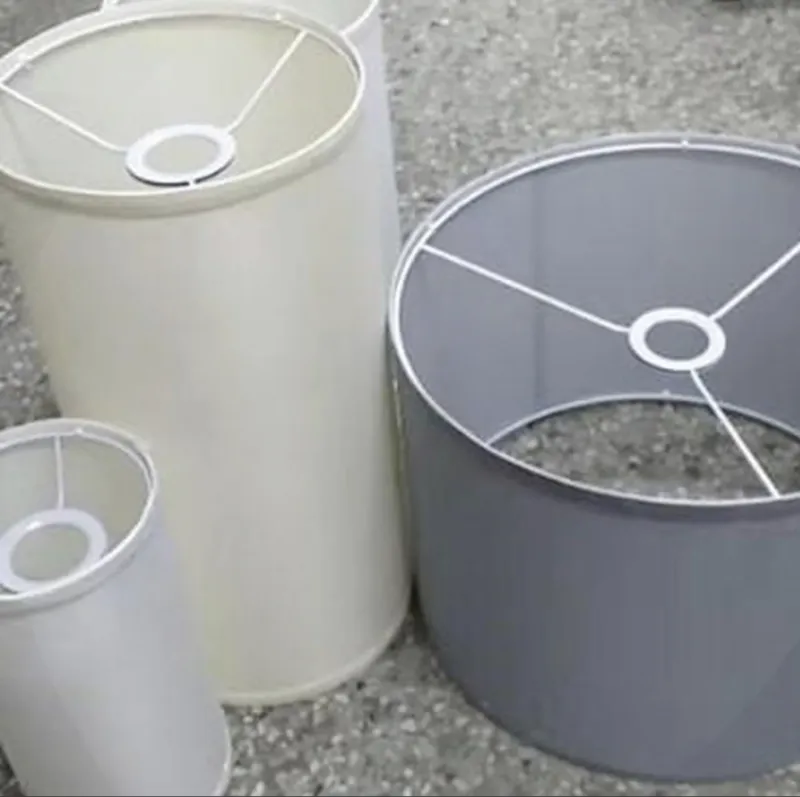 Nhóm chao trống tròn bằng vải đặt trên sàn, khung bốn nan thép gặp vòng gắn đui ở giữa