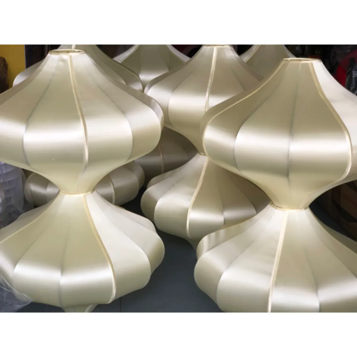 Nhiều chụp đèn vải lụa dáng củ tỏi gia công hoàn thiện tại xưởng