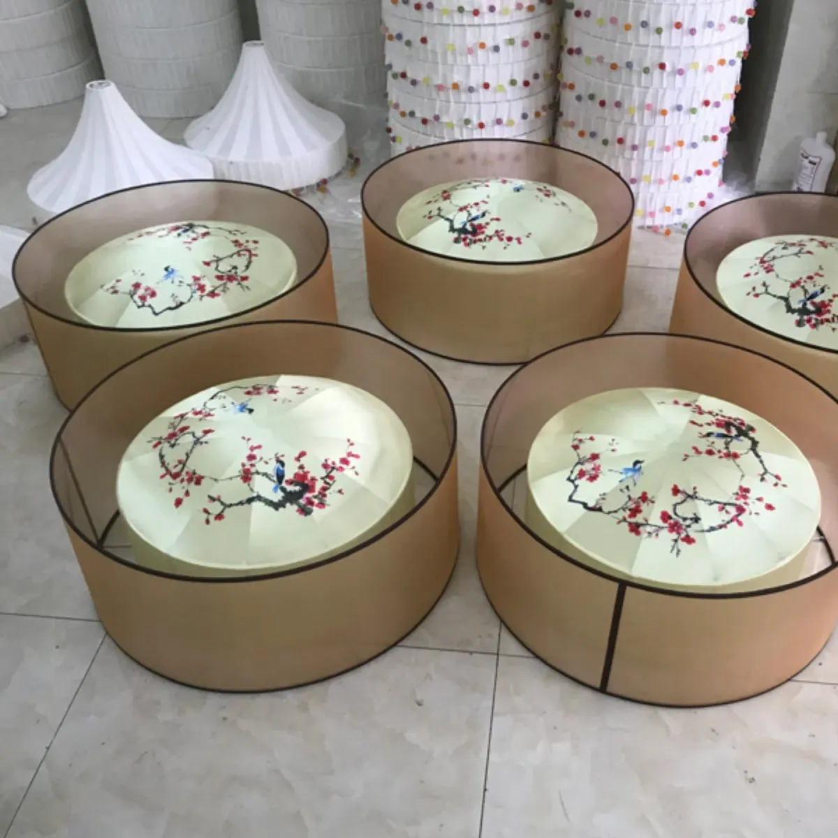Lô đèn vải dáng trống vẽ hoa sen sản xuất số lượng lớn xếp tại xưởng